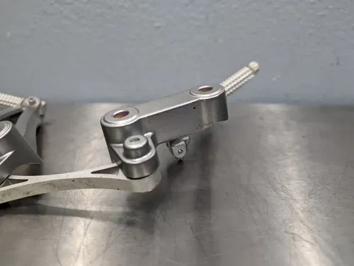 2009 09-14 Yamaha R1 YZFR1 Rear Passenger Left/Right Foot Peg Rest Bracket