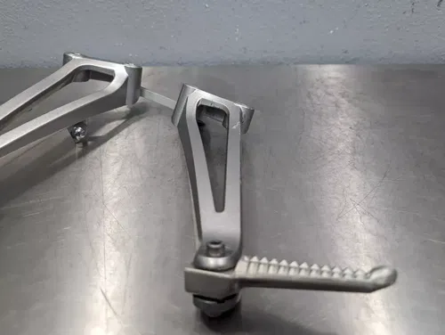 2009 09-14 Yamaha R1 YZFR1 Rear Passenger Left/Right Foot Peg Rest Bracket
