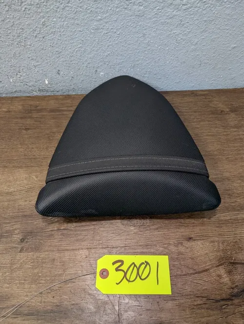 2005-2006 KAWASAKI NINJA ZX6R OEM REAR PILLION SEAT SADDLE - 53066-0137-MA