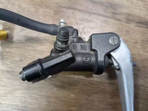 2007 YAMAHA YZF R6 OEM FRONT BRAKE MASTER CYLINDER LEVER RESERVIOR