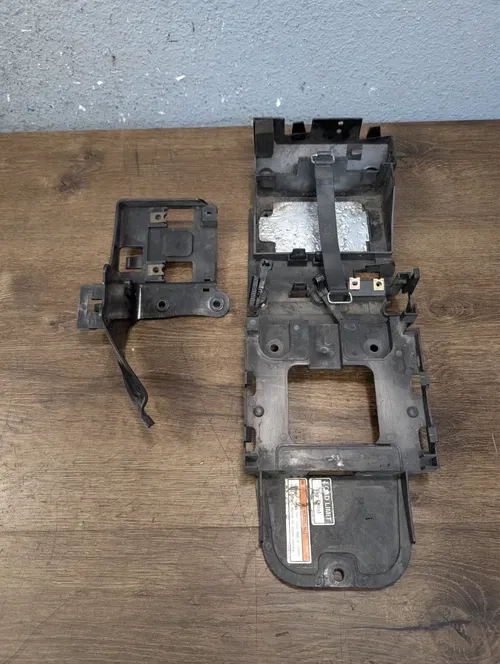 2007 YAMAHA YZF R6 OEM REAR BACK TAIL UNDERTAIL BATTERY TRAY - 2C0-8212B-00-00