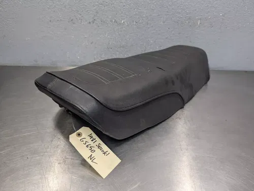 1981 Suzuki GS650E OEM FRONT SEAT SADDLE DRIVER RIDER BLACK - 45100-34522-48G
