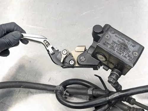 2004-2009 YAMAHA FZ6R OEM FRONT BRAKE SYSTEM MASTER CYLINDER SET PAIR CALIPERS