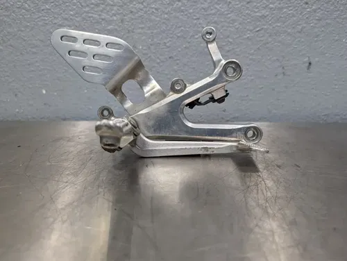 03-05 YAMAHA YZF R6 06-09 R6S OEM RIGHT REARSET FOOTREST PEG BRACKET BRAKE PEDAL