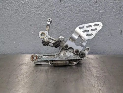 03-05 YAMAHA YZF R6 06-09 R6S OEM RIGHT REARSET FOOTREST PEG BRACKET BRAKE PEDAL