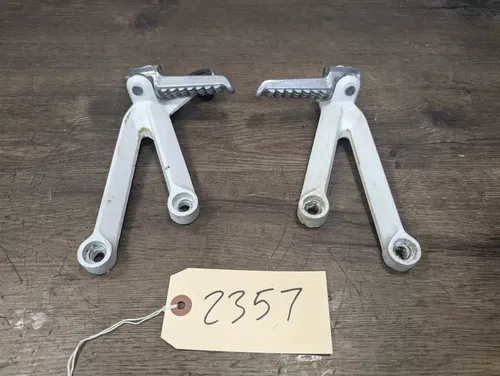 2005 KAWASAKI NINJA ZX10R OEM REAR BACK PASSENGER FOOT PEG REST SET PAIR