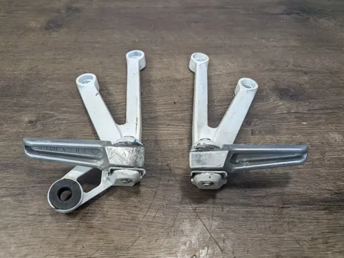 2005 KAWASAKI NINJA ZX10R OEM REAR BACK PASSENGER FOOT PEG REST SET PAIR
