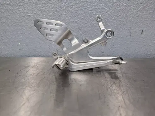 03-05 YAMAHA YZF R6 06-09 R6S OEM RIGHT REARSET FOOTREST PEG BRACKET BRAKE PEDAL