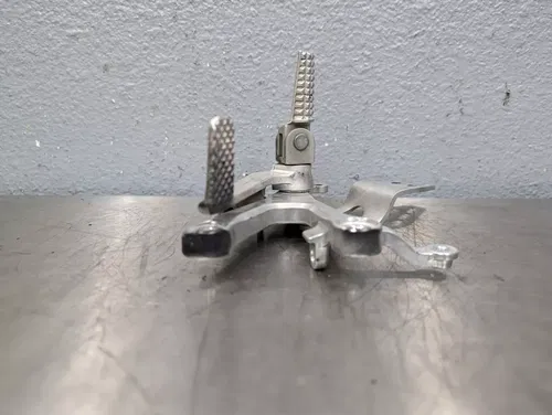 03-05 YAMAHA YZF R6 06-09 R6S OEM RIGHT REARSET FOOTREST PEG BRACKET BRAKE PEDAL