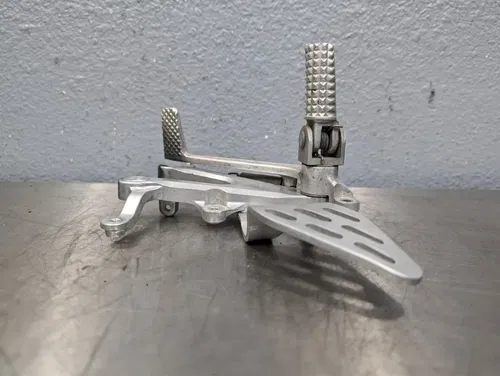 03-05 YAMAHA YZF R6 06-09 R6S OEM RIGHT REARSET FOOTREST PEG BRACKET BRAKE PEDAL