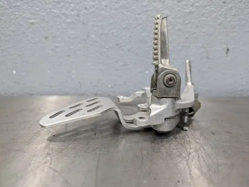 03-05 YAMAHA YZF R6 06-09 R6S OEM RIGHT REARSET FOOTREST PEG BRACKET BRAKE PEDAL