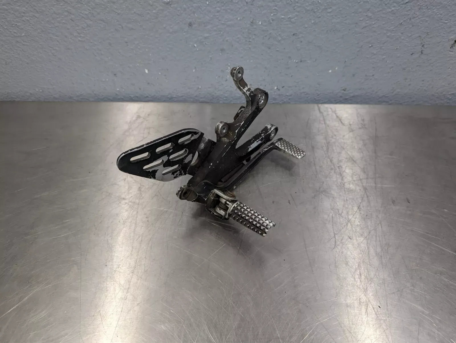 03-05 YAMAHA YZF R6 06-09 R6S OEM RIGHT REARSET FOOTREST PEG BRACKET BRAKE PEDAL