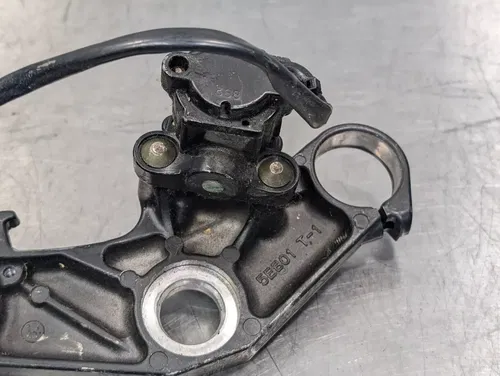 01-02 YAMAHA YZF R6 YZFR6 OEM FORKS UPPER TRIPLE TREE IGNITION LOCK WITH KEY