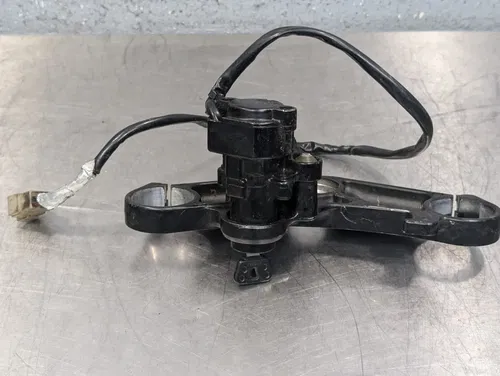 01-02 YAMAHA YZF R6 YZFR6 OEM FORKS UPPER TRIPLE TREE IGNITION LOCK WITH KEY