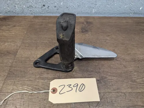 2007 Suzuki GS 500 GS500 OEM FRONT LH LEFT BRACKET - 43520-01D00-ENM