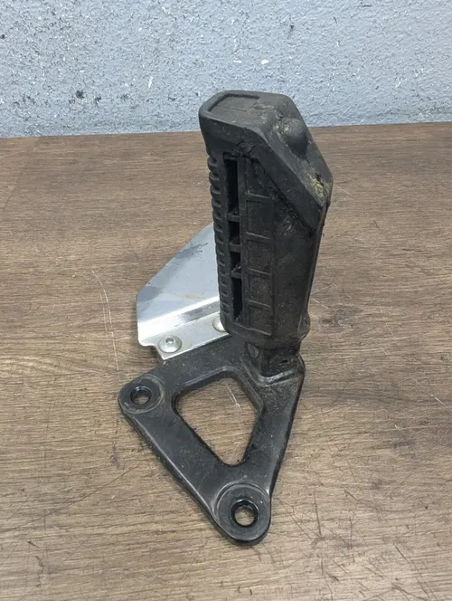 2007 Suzuki GS 500 GS500 OEM FRONT LH LEFT BRACKET - 43520-01D00-ENM