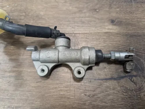 06-07 YAMAHA YZF R6 REAR BACK BRAKE MASTER CYLINDER W RESERVOIR 2C0-2583V-01-00