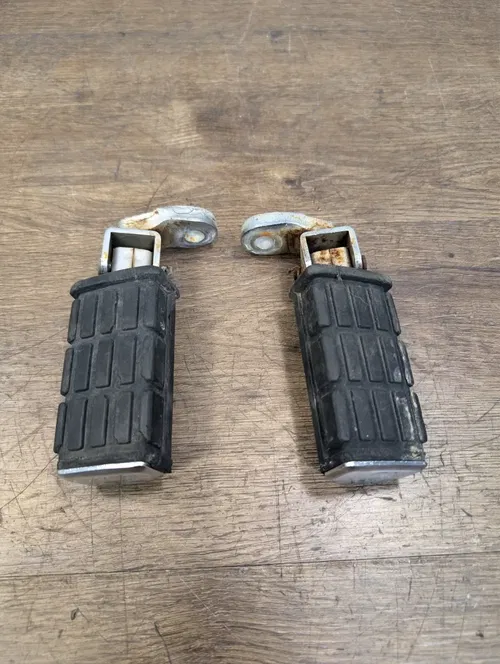 1981 YAMAHA VIRAGO 750 XV750 REAR FOOT PEG SET - 4X7-27430-00-00 4X7-27440-00-00