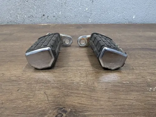 1981 YAMAHA VIRAGO 750 XV750 REAR FOOT PEG SET - 4X7-27430-00-00 4X7-27440-00-00