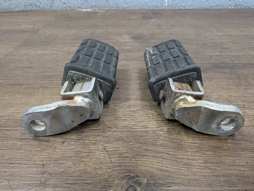 1981 YAMAHA VIRAGO 750 XV750 REAR FOOT PEG SET - 4X7-27430-00-00 4X7-27440-00-00