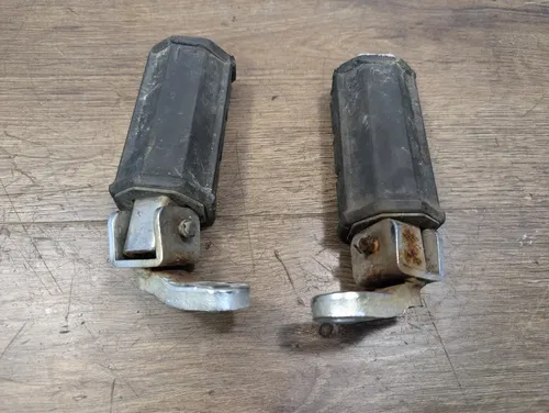 1981 YAMAHA VIRAGO 750 XV750 REAR FOOT PEG SET - 4X7-27430-00-00 4X7-27440-00-00