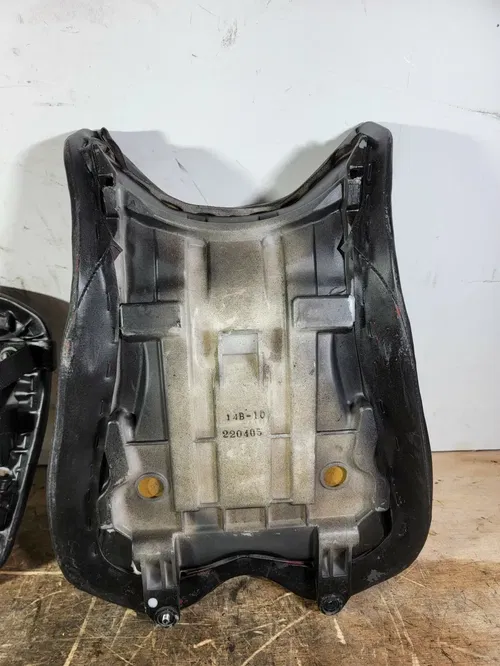 2009 – 2014 YAMAHA R1 SEAT PAIR PAD PILLION DRIVER OEM