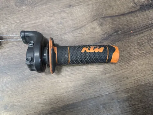 2009 KTM 450 XC-W OEM RIGHT THROTTLE GRIP W/ CABLE - 78102010100