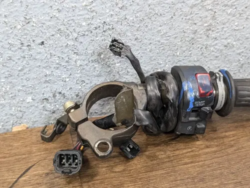2005-2005 KAWASAKI NINJA ZX6R OEM RIGHT CLIP ON HANDLE BAR KILL OFF START SWITCH