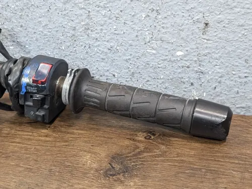 2005-2005 KAWASAKI NINJA ZX6R OEM RIGHT CLIP ON HANDLE BAR KILL OFF START SWITCH