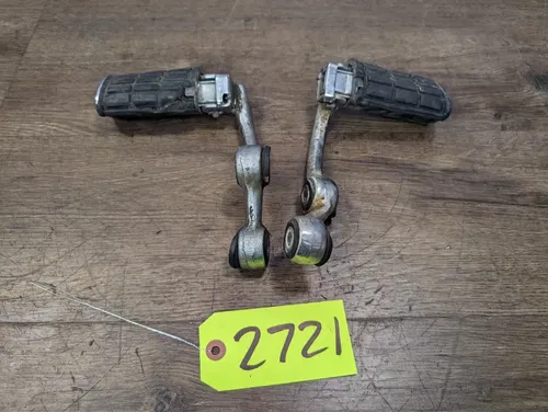 1981 YAMAHA VIRAGO 750 XV750 FRONT FOOTPEG SET - 4X7-27410-00-93 4X7-27420-00-93