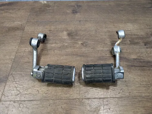 1981 YAMAHA VIRAGO 750 XV750 FRONT FOOTPEG SET - 4X7-27410-00-93 4X7-27420-00-93