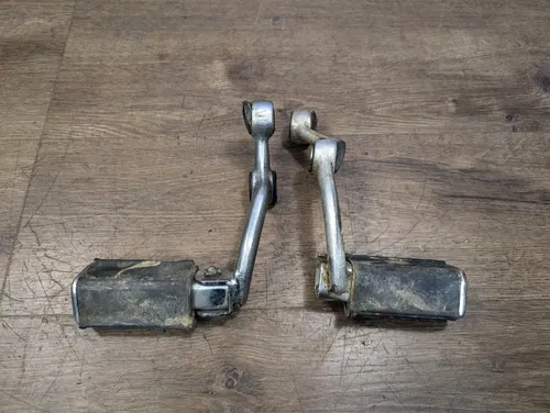 1981 YAMAHA VIRAGO 750 XV750 FRONT FOOTPEG SET - 4X7-27410-00-93 4X7-27420-00-93