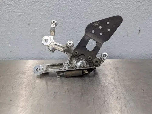 03-05 YAMAHA YZF R6 06-09 R6S OEM RIGHT REARSET FOOTREST PEG BRACKET BRAKE PEDAL