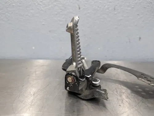 03-04 YAMAHA YZF R6 06-09 YZF R6S OEM LEFT REARSET PEG BRACKET SHIFTER LINKAGE