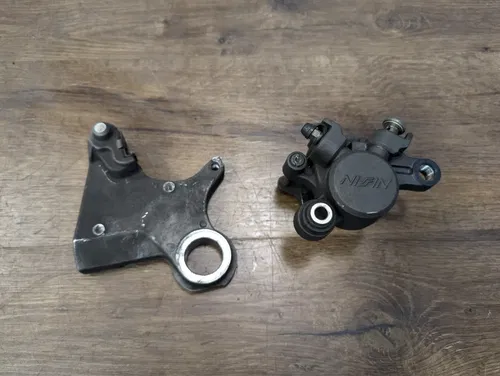 03-09 YAMAHA YZF R6 OEM REAR BRAKE CALIPER & BRACKET - 2C0-2580W-00-00