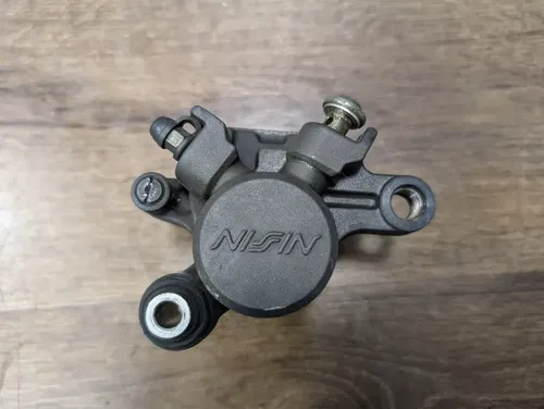03-09 YAMAHA YZF R6 OEM REAR BRAKE CALIPER & BRACKET - 2C0-2580W-00-00