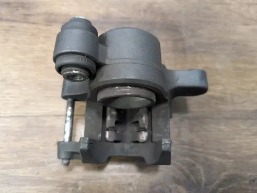 03-09 YAMAHA YZF R6 OEM REAR BRAKE CALIPER & BRACKET - 2C0-2580W-00-00