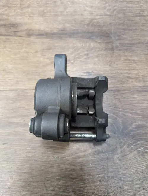03-09 YAMAHA YZF R6 OEM REAR BRAKE CALIPER & BRACKET - 2C0-2580W-00-00