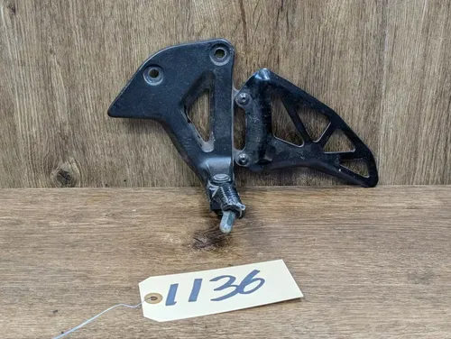 17-23 SUZUKI GSXR1000 GSXR 1000 LEFT FRONT FOOTREST BRACKET MOUNT - 43521-17K00