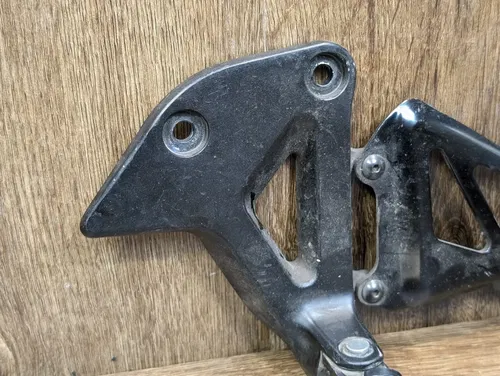 17-23 SUZUKI GSXR1000 GSXR 1000 LEFT FRONT FOOTREST BRACKET MOUNT - 43521-17K00