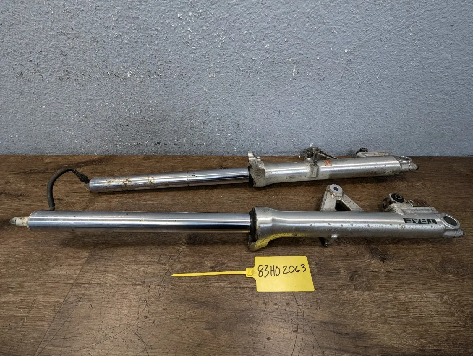 Honda Goldwing GL1100 1983 OEM Front Fork Set Pair w/ Crossover Tube