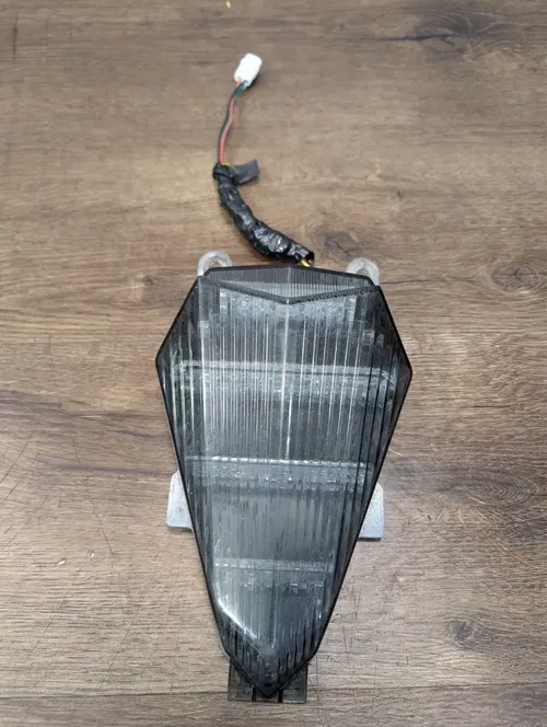 2006-2007 YAMAHA YZFR6 YZF R6 OEM REAR TAIL BRAKE LIGHT - 2C0-84710-10-00