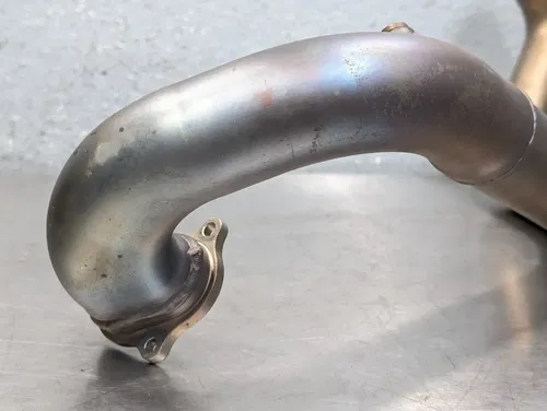 2019 DUCATI HYPERMOTARD 950 OEM HORIZONTAL EXHAUST HEADER PIPE - 57014911C