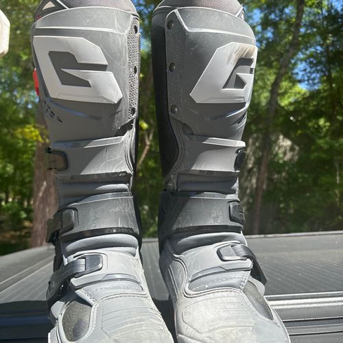 Gaerne SG22 Boots Size 8 Grey/Red