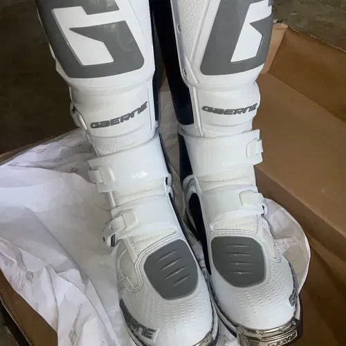 Gaerne SG12 Boots Size 8 NEW WHITE