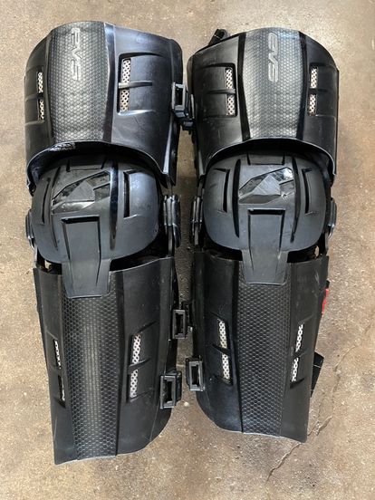 EVS RS9 Knee Braces Medium