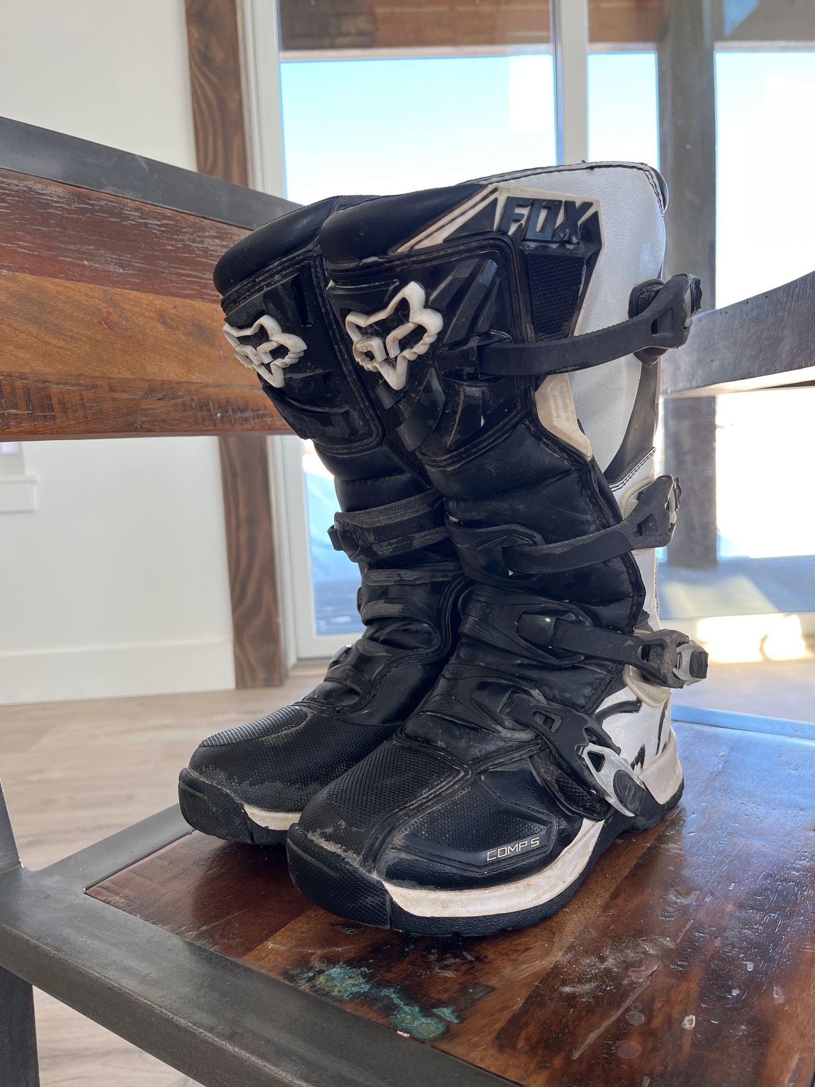 Fox comp sales 5 boots white