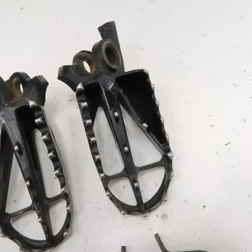 Honda CRF250R - Stock Foot Peg Set Pegs - 2004 CRF 250R OEM