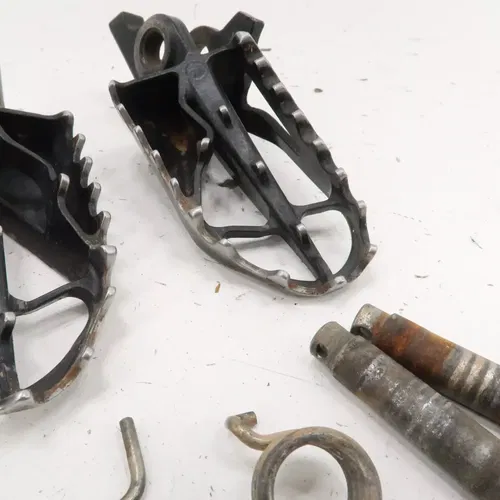 Honda CRF450R - Stock Foot Peg Pegs Set - 2009 CRF450 OEM