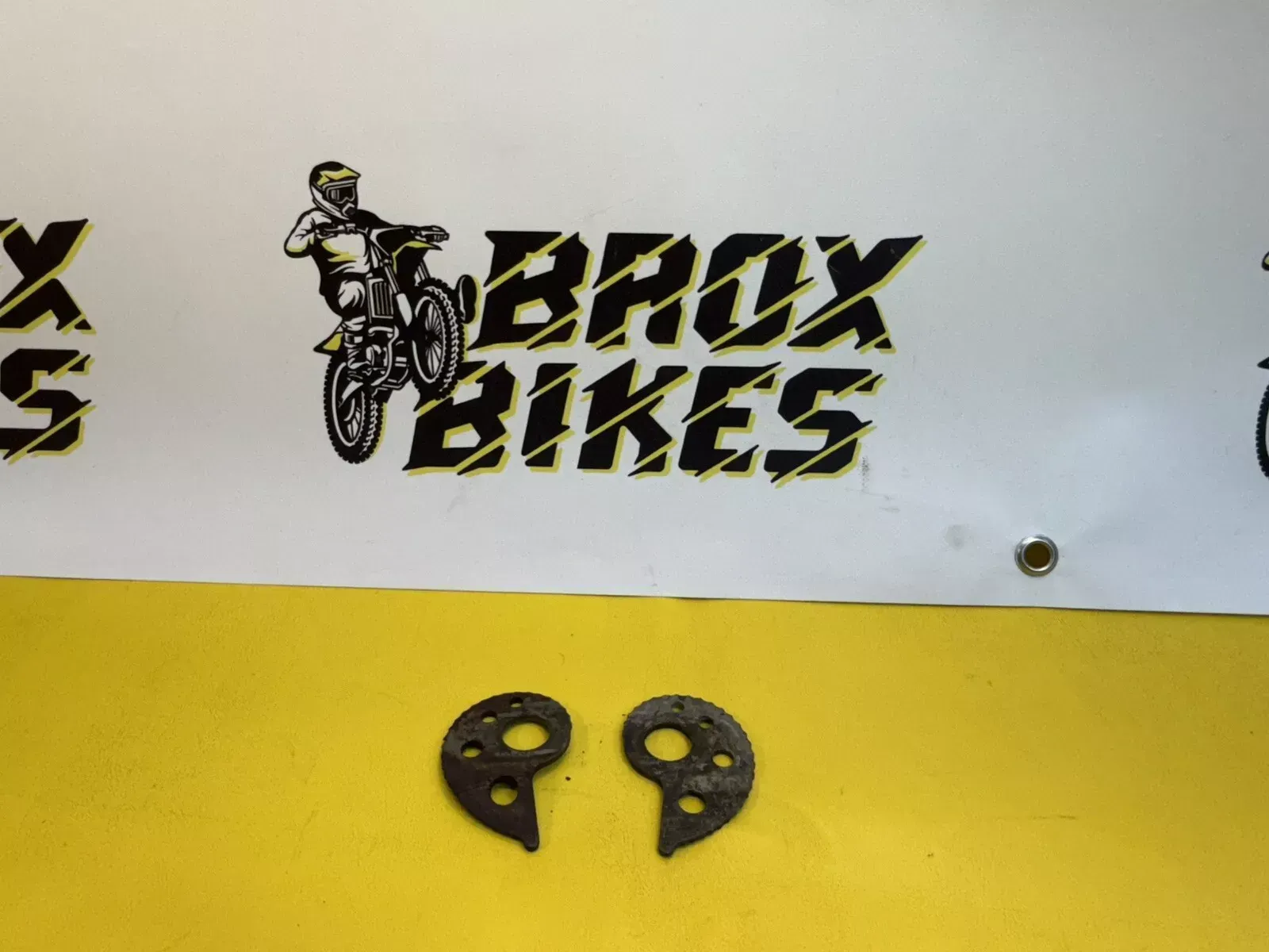 OEM 1990 SUZUKI DR350ES DR 350 DR350 REAR WHEEL AXLE CHAIN ADJUSTER Block